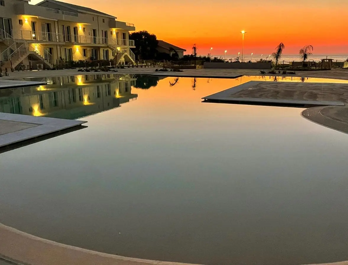 Casa di Rita — piscina al tramonto del Residence Borgo 84, Marzamemi