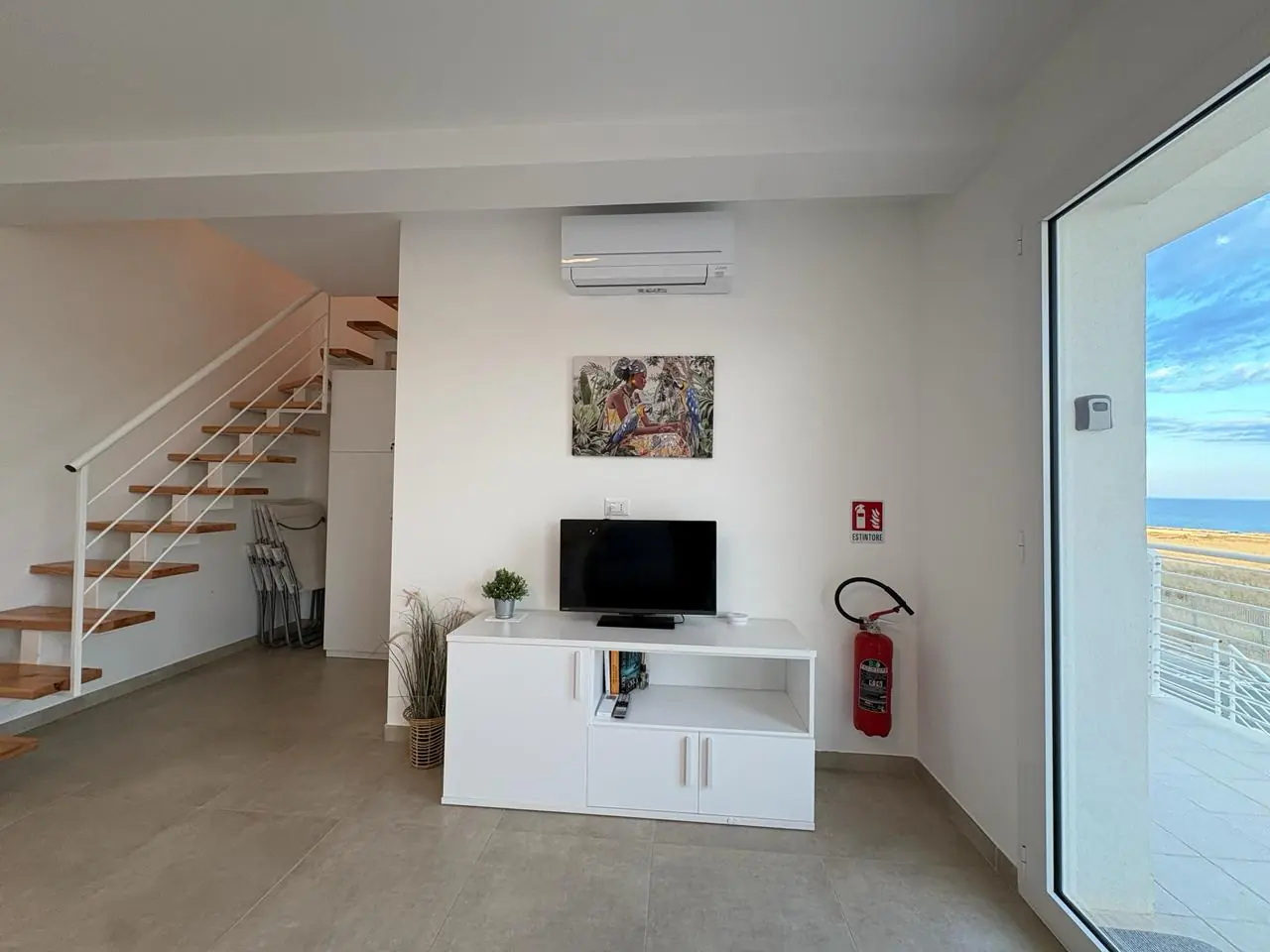 Soggiorno luminoso di Byron Apartment con scala interna, Marzamemi