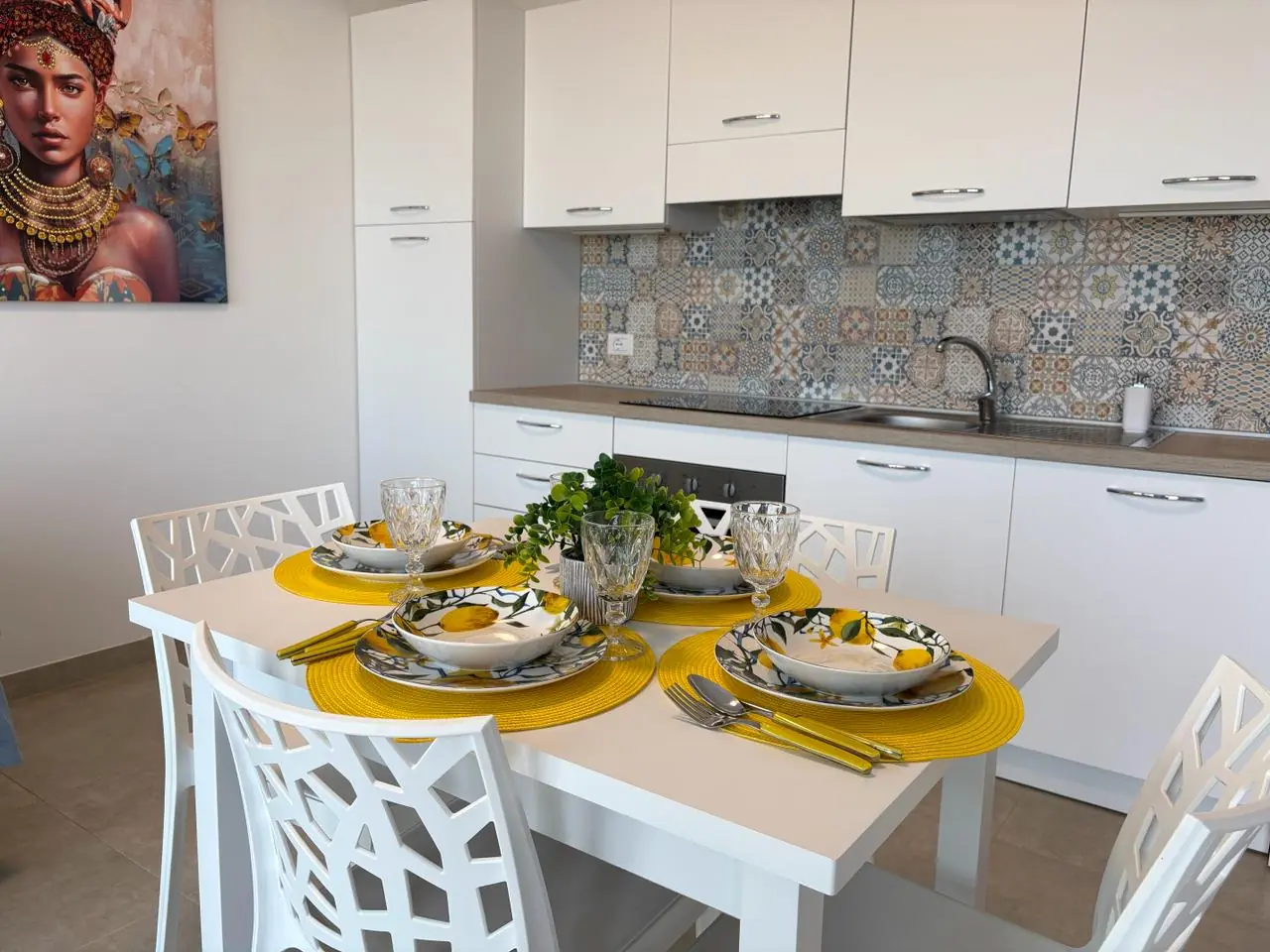 Byron Apartment — zona pranzo e cucina attrezzata