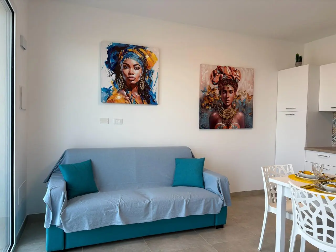 Byron Apartment — soggiorno con divano e quadri d'autore