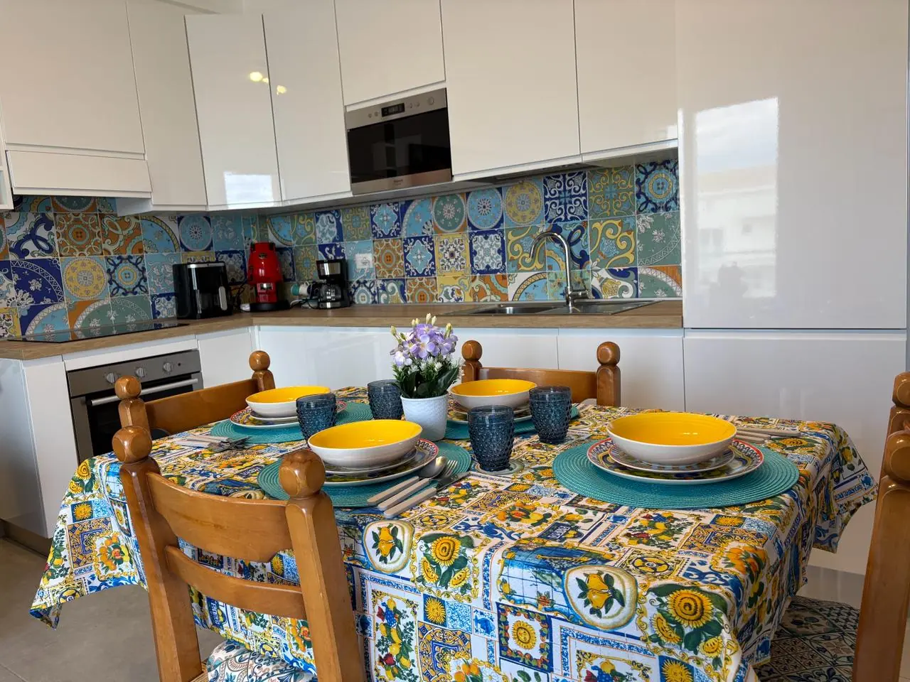 Casa di Rita — tavolo da pranzo e cucina in maiolica siciliana