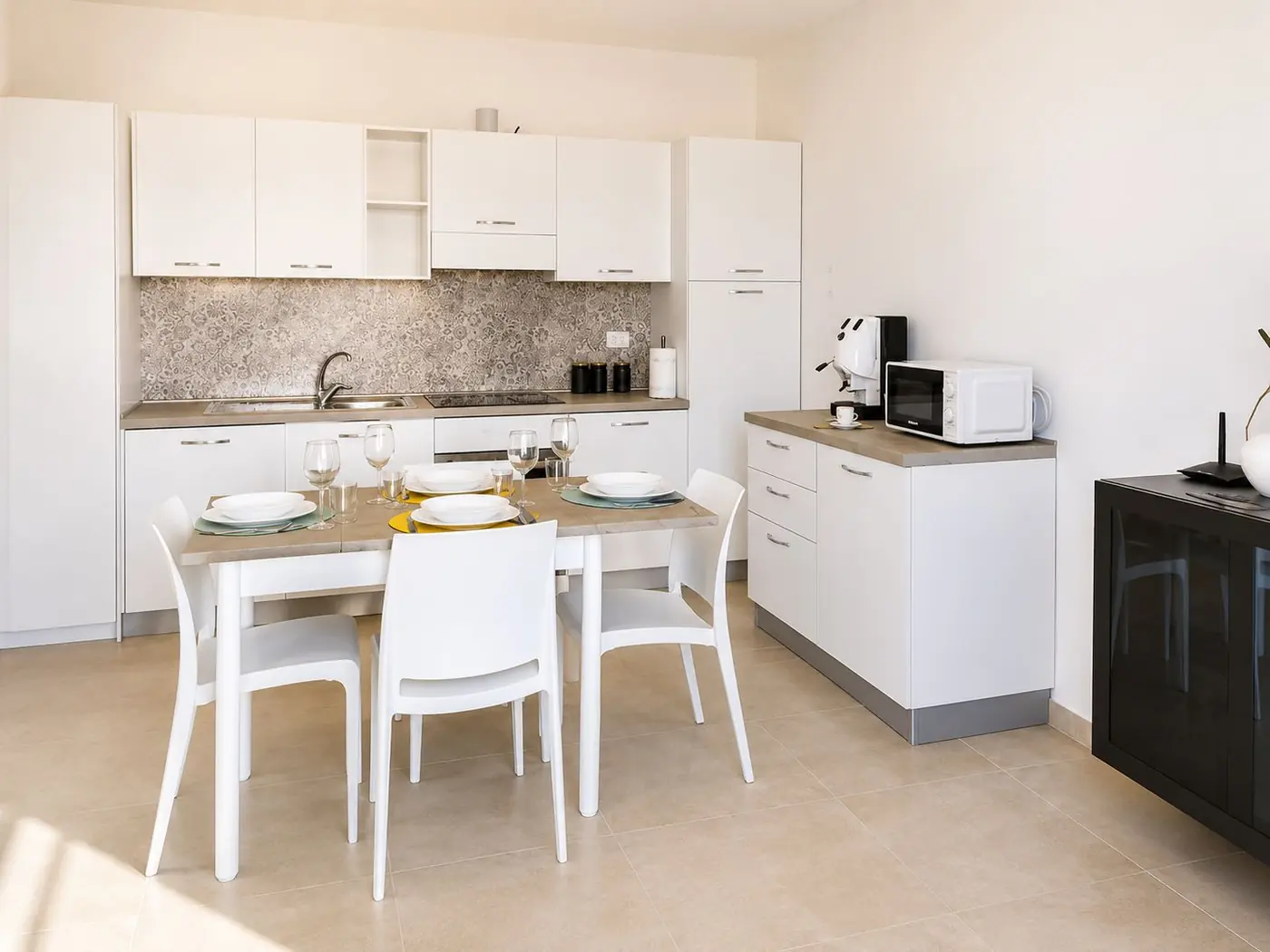 Casa Letizia — cucina attrezzata con tavolo apparecchiato per quattro