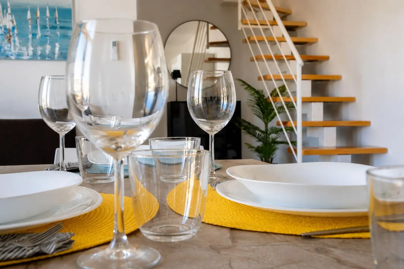 Casa Letizia — tavola apparecchiata e scala interna del duplex