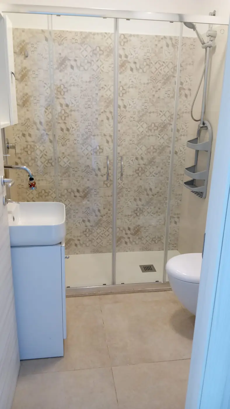 Casa di Mauro — bagno con doccia e piastrelle decorate
