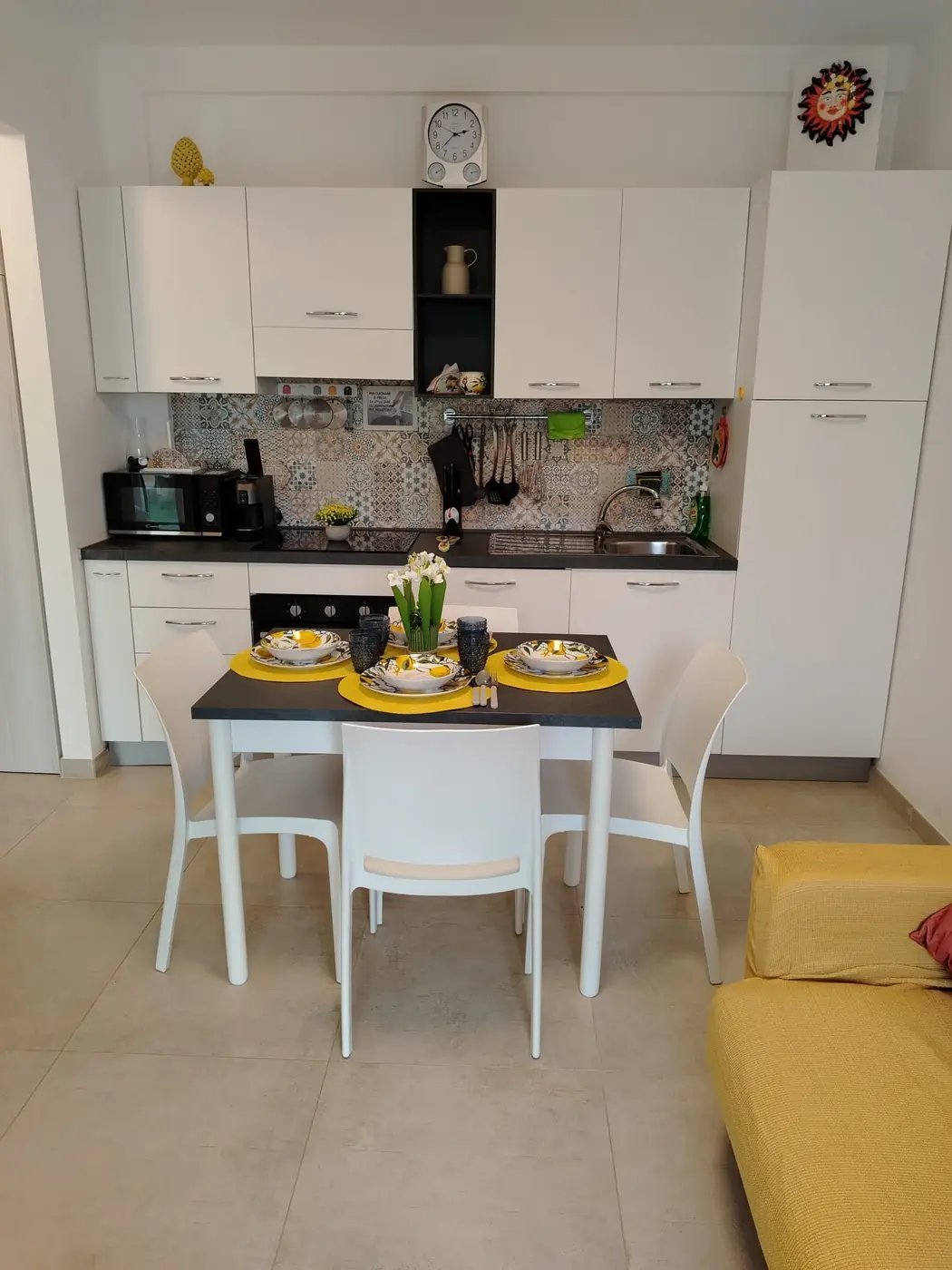 Casa di Mauro — cucina con tavolo apparecchiato e paraschizzi a mosaico